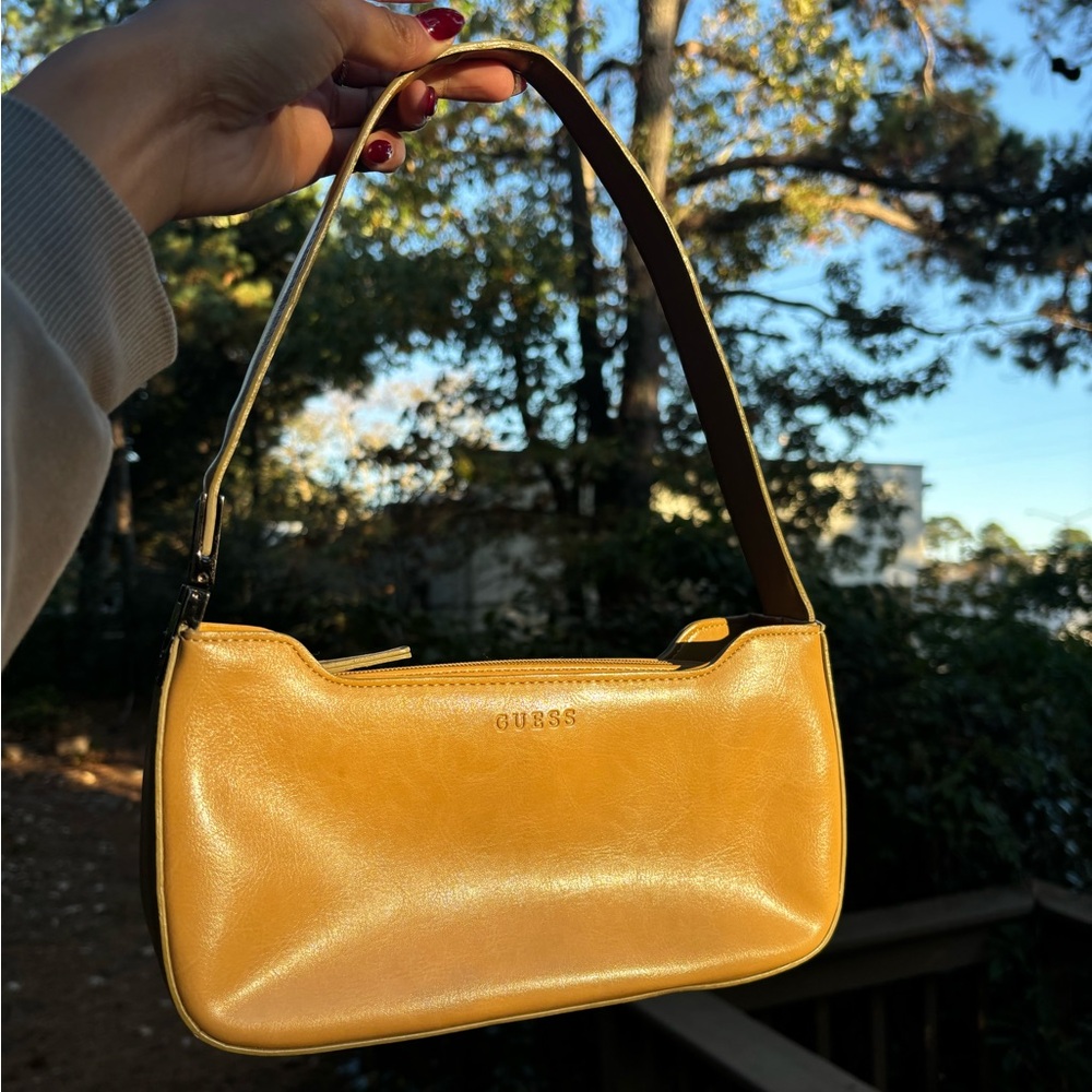 GUESS - Picture 2 of 7